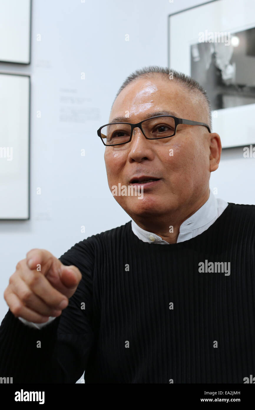 Fotografo Tenmei Kano parla durante una sessione di conversazione a sua mostra fotografica "New York 1969" in corrispondenza di una galleria a Tokyo in Giappone il 31 ottobre 2014. © Yuriko Nakao /AFLO/Alamy Live News Foto Stock