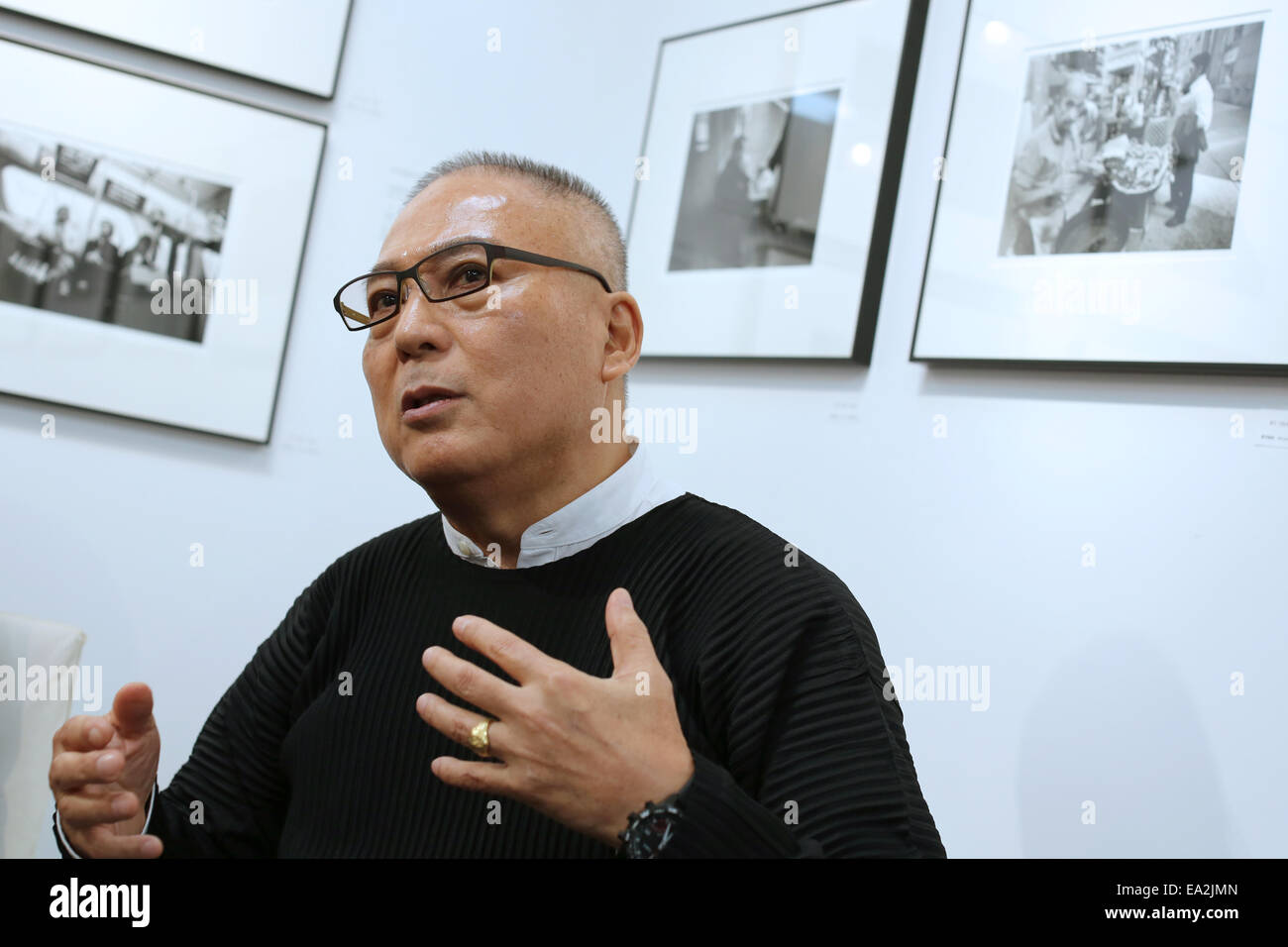 Fotografo Tenmei Kano parla durante una sessione di conversazione a sua mostra fotografica "New York 1969" in corrispondenza di una galleria a Tokyo in Giappone il 31 ottobre 2014. © Yuriko Nakao /AFLO/Alamy Live News Foto Stock