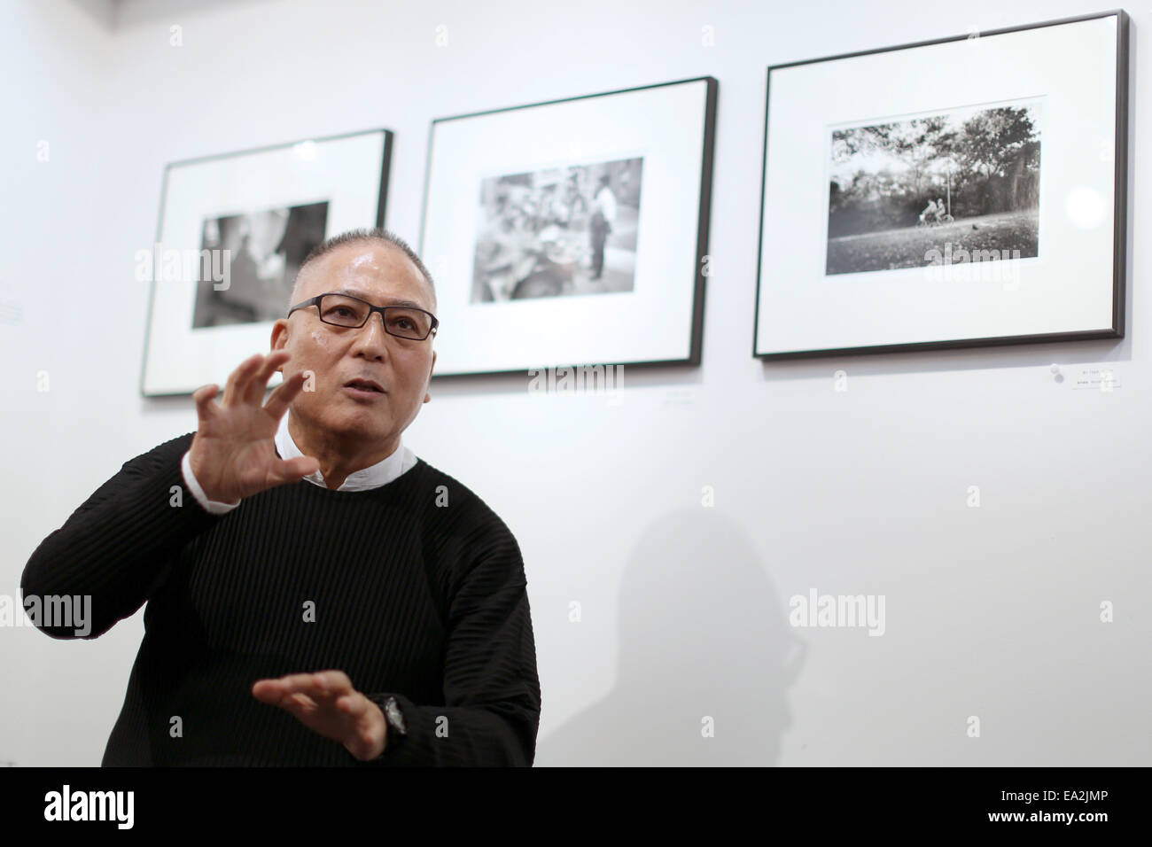 Fotografo Tenmei Kano parla durante una sessione di conversazione a sua mostra fotografica "New York 1969" in corrispondenza di una galleria a Tokyo in Giappone il 31 ottobre 2014. © Yuriko Nakao /AFLO/Alamy Live News Foto Stock