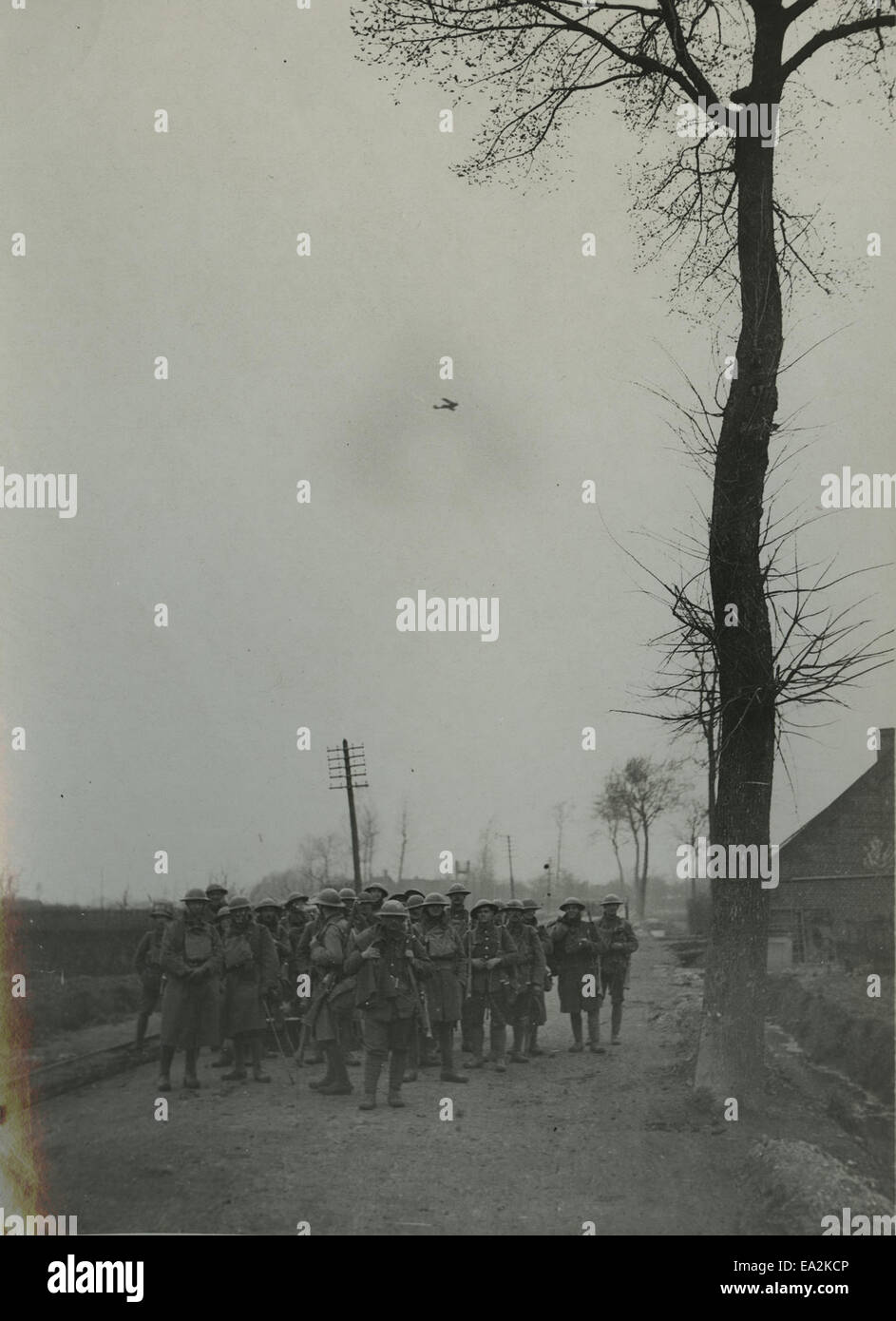 Una fotografia ufficiale della prima guerra mondiale scattata sul fronte occidentale britannico in Francia, raffigurante un aereo che protegge la 55a divisione durante l'offensiva tedesca. L'immagine cattura il supporto aereo in tempo di guerra per le truppe di terra durante il conflitto. Foto Stock