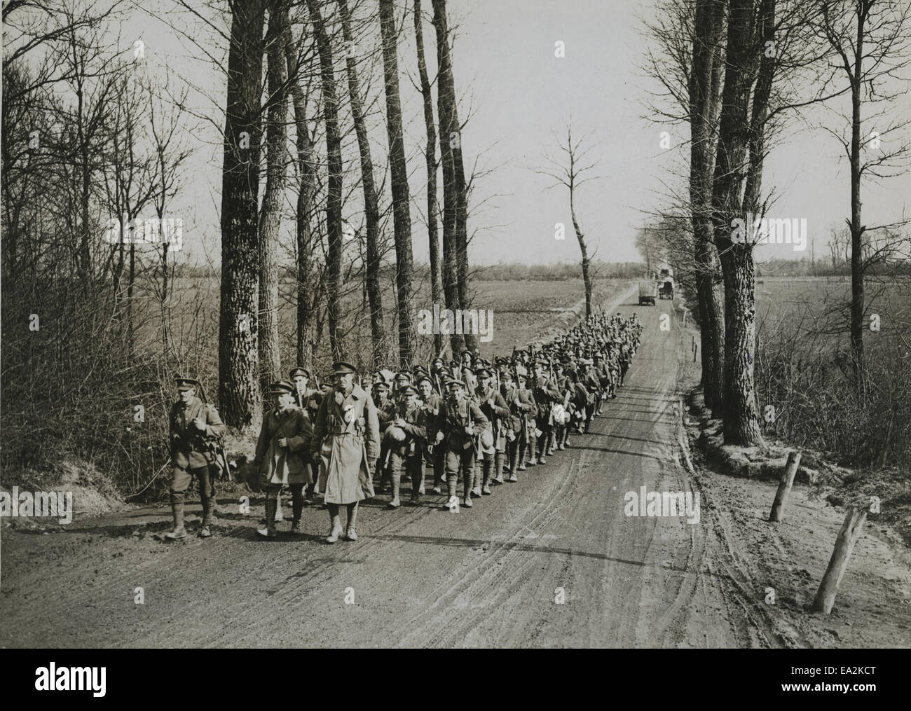 Questa fotografia ufficiale della prima guerra mondiale, scattata sul fronte occidentale britannico, mostra l'impatto dell'offensiva tedesca. L'immagine cattura soldati e operazioni militari durante un momento cruciale del conflitto. Foto Stock