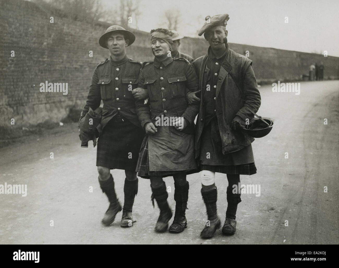 Questa fotografia ufficiale del fronte occidentale britannico durante la prima guerra mondiale mostra i feriti a piedi della 51a Divisione nel mezzo dell'offensiva tedesca. Cattura la triste realtà della guerra e la resilienza dei soldati. Foto Stock