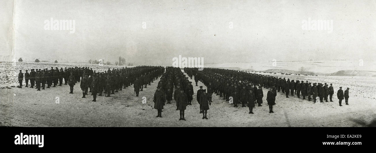 Questa fotografia mostra i membri originali ancora in servizio con una brigata di fanteria canadese durante la prima guerra mondiale, catturati in prima linea in Francia. Mette in evidenza il coraggio e il servizio dei soldati canadesi. Foto Stock