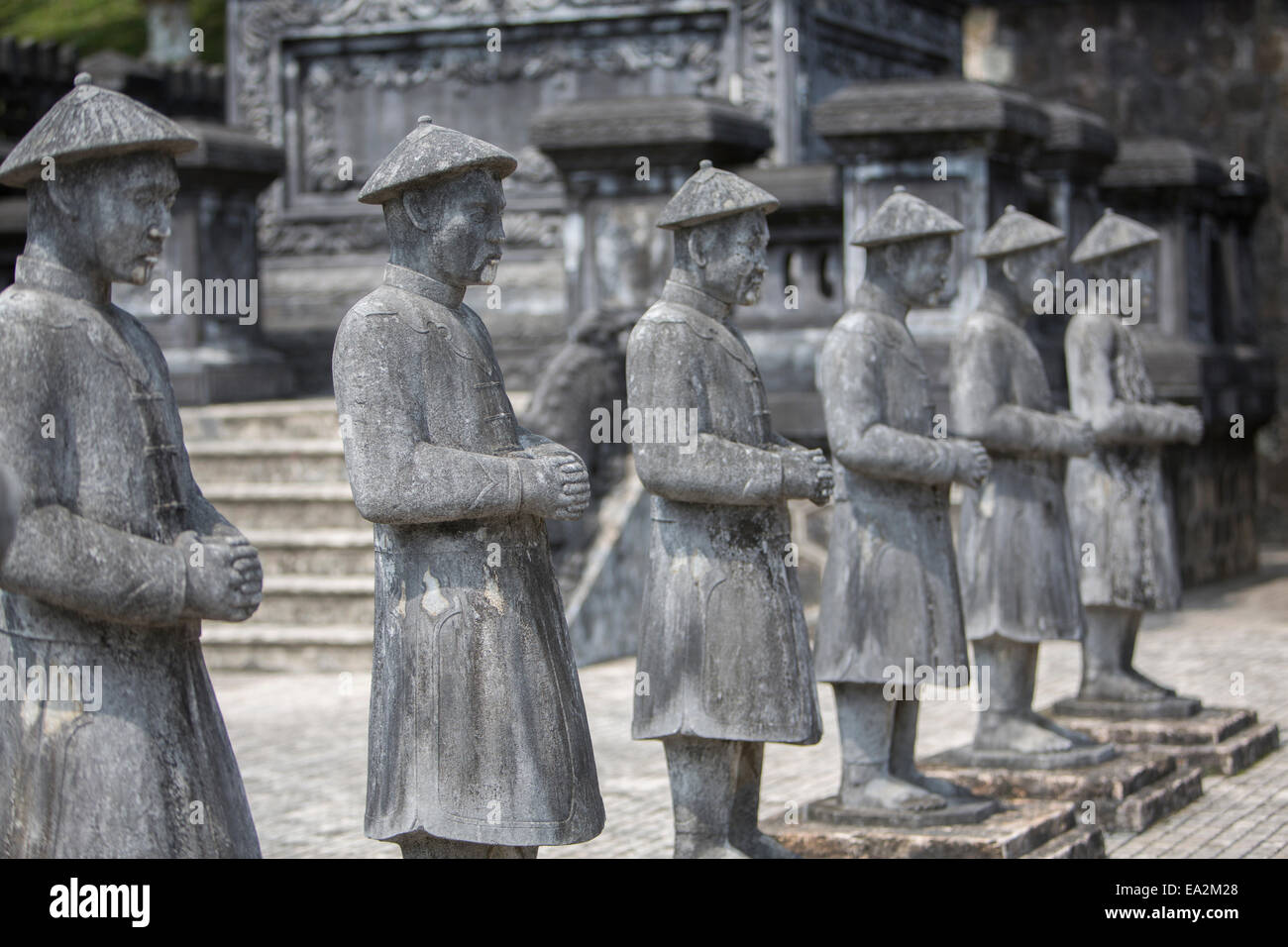 Guerrieri di Terracotta a Khai Dinh tomba il saluto della Corte di Hue Vietnam Foto Stock