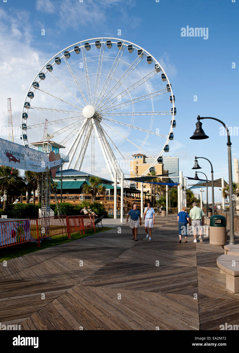 Il Boardwalk, imprese e SkyWheel ruota panoramica Ferris nel centro cittadino di Myrtle Beach, Carolina del Sud. Foto Stock