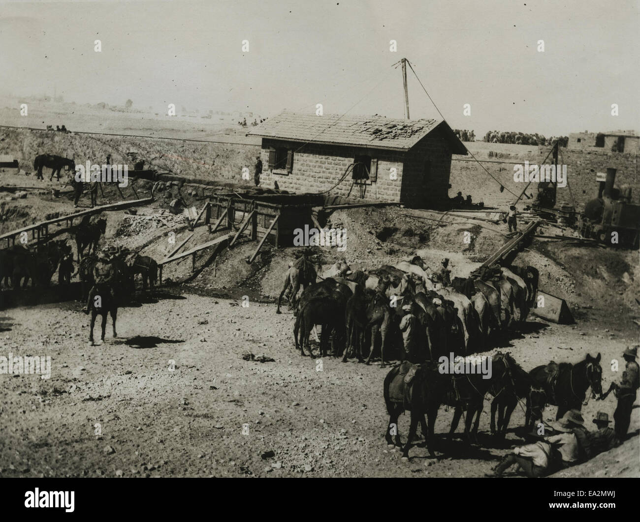 Questa immagine cattura alcuni dei primi soldati che arrivano fuori dalla stazione di Beersheba il 1° novembre durante la prima guerra mondiale. La scena raffigura gli arrivi mattutini delle truppe durante un momento chiave della guerra. Foto Stock