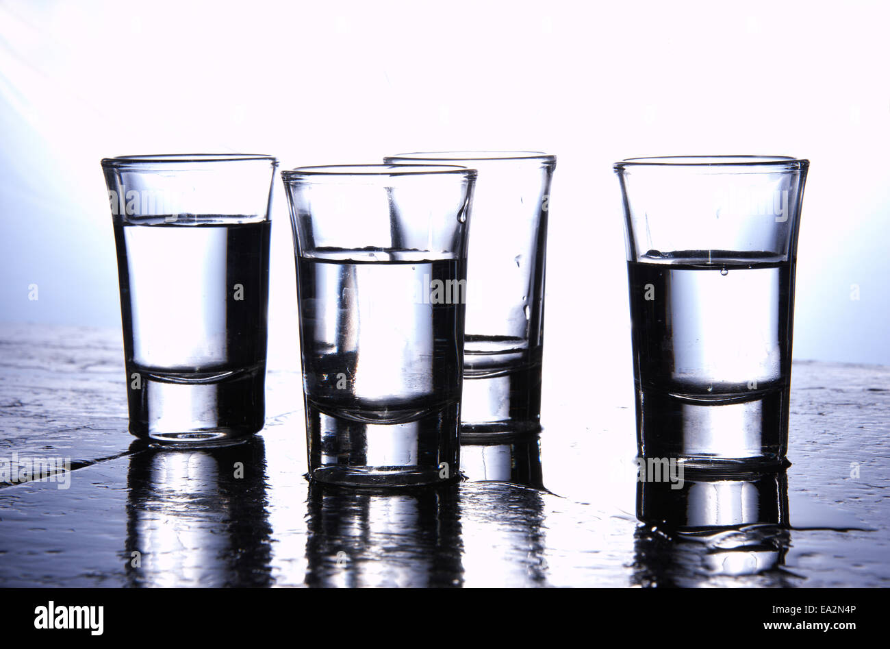 L'alcol immagine concettuale. Bicchieri di vodka pura. Foto Stock