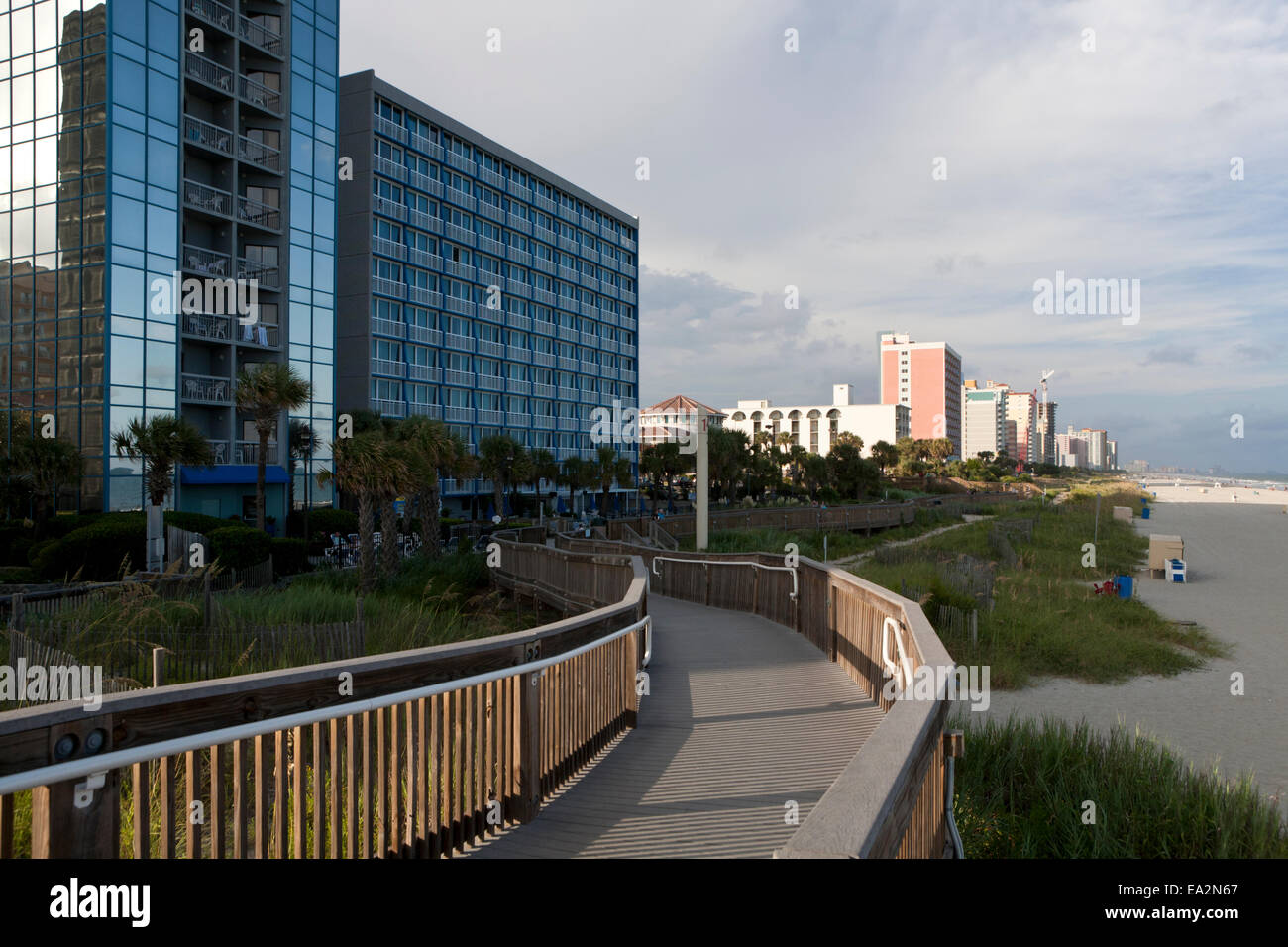 Il Boardwalk e gli hotel nel centro cittadino di Myrtle Beach. Foto Stock