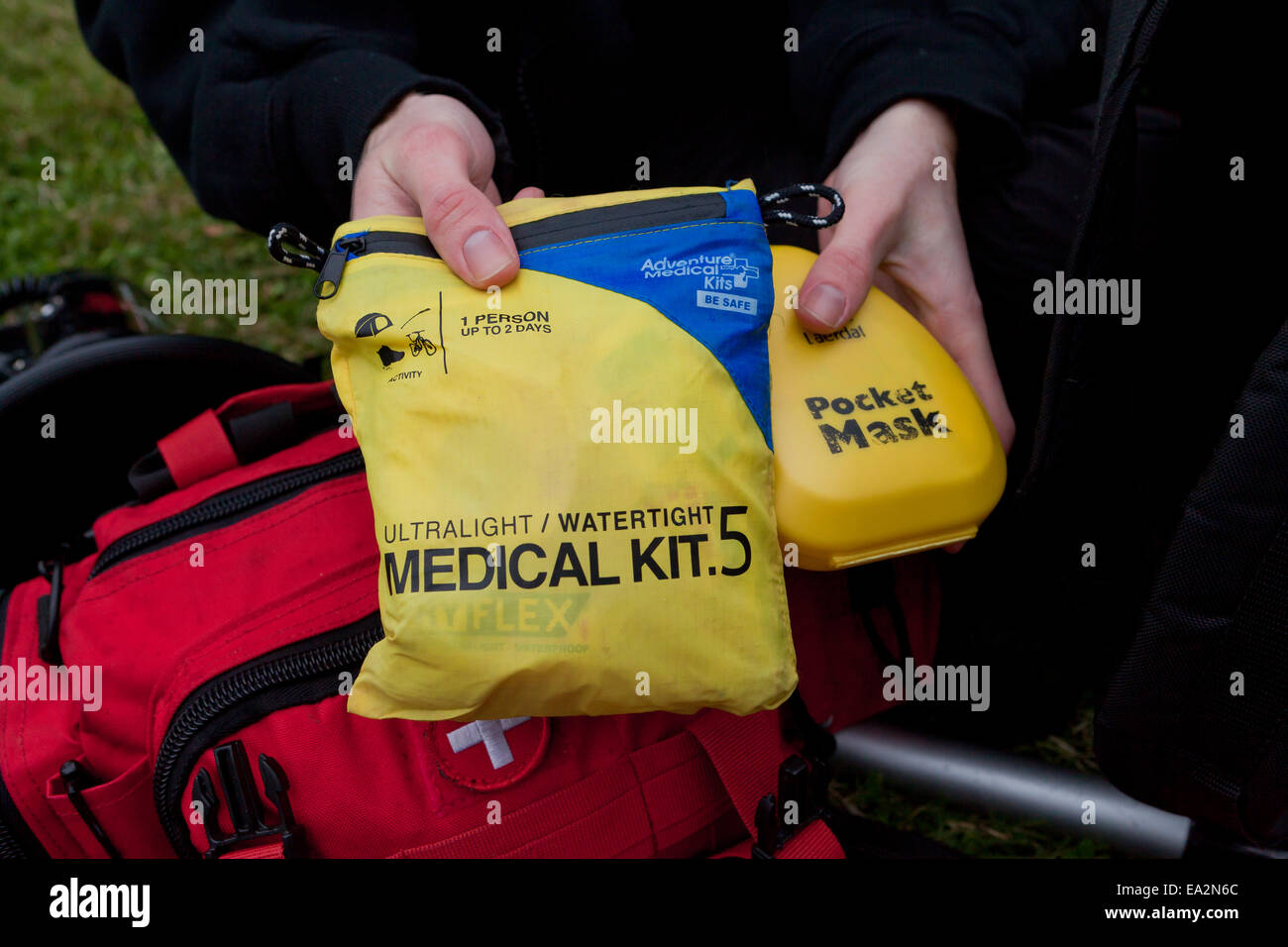 Il personale EMT la preparazione di kit di primo soccorso - USA Foto Stock
