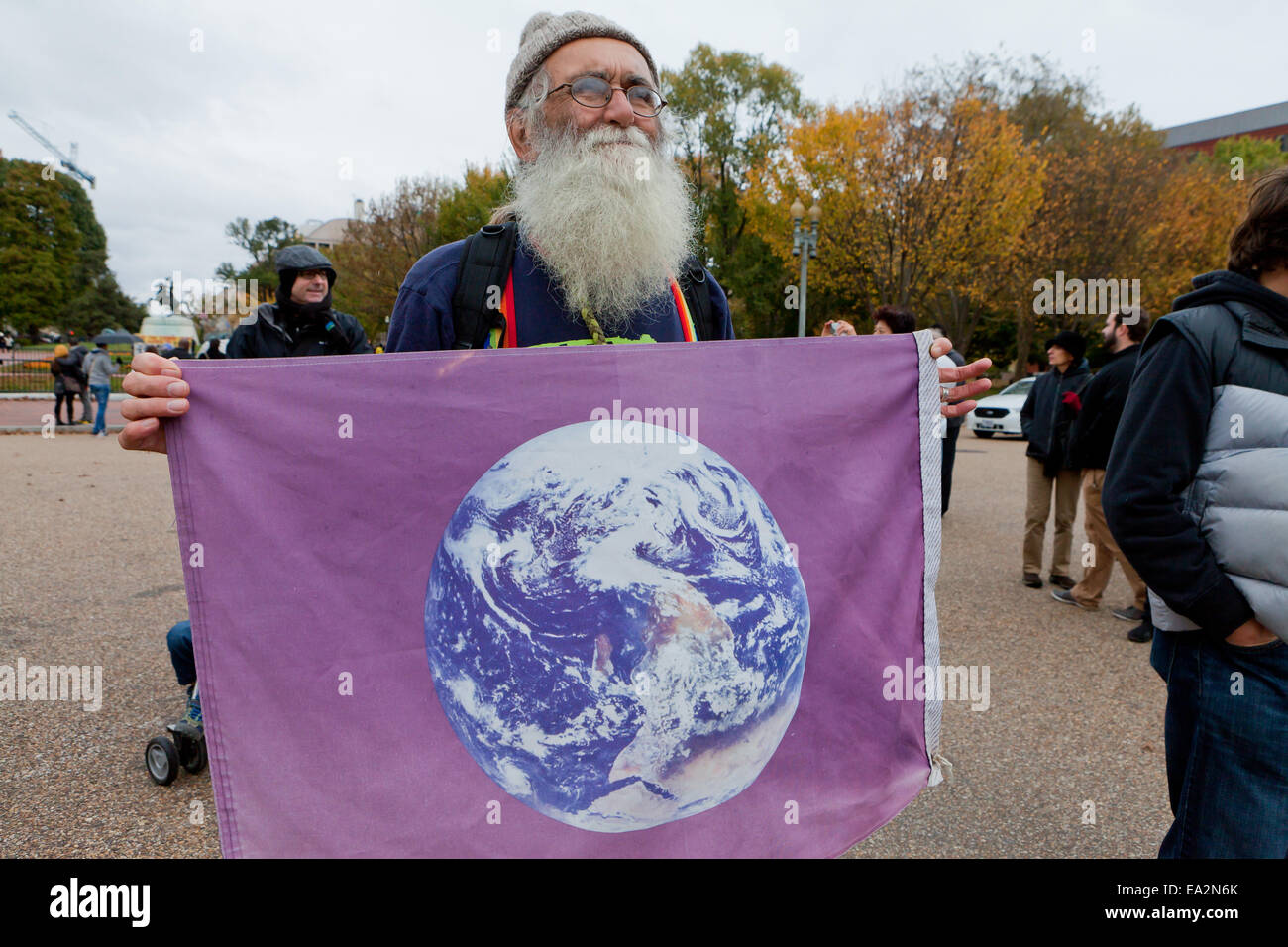 Attivista del clima tenendo la Giornata della Terra bandiera - Washington DC, Stati Uniti d'America Foto Stock