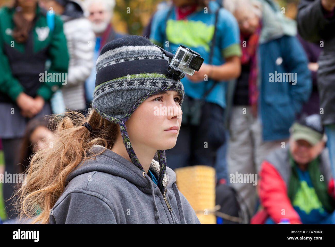 Giovane donna indossa GoPro camera sulla testa - USA Foto stock - Alamy