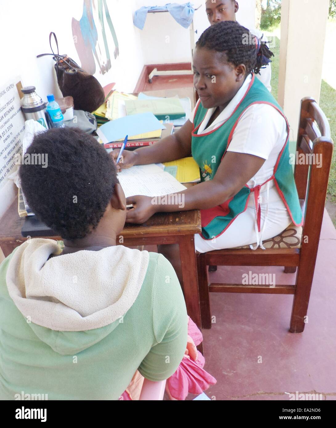 Kyetume, Uganda. 28 ott 2014. L'infermiera Margret Nanyonga (r) si prende cura di un HIV positivi del paziente nel centro di salute nel Kyetume, Uganda, 28 ottobre 2014. Egli vive con HIV dal 1998. La moglie morì nel 2003. A Kyetume centro salute, 20 chilometri a est di Kampala, Ella si occupa di circa 2000 pazienti. 900 di loro sono sieropositive e vengono trattati con farmaci antiretrovirali. Foto: HENRY WASSWA/dpa/Alamy Live News Foto Stock