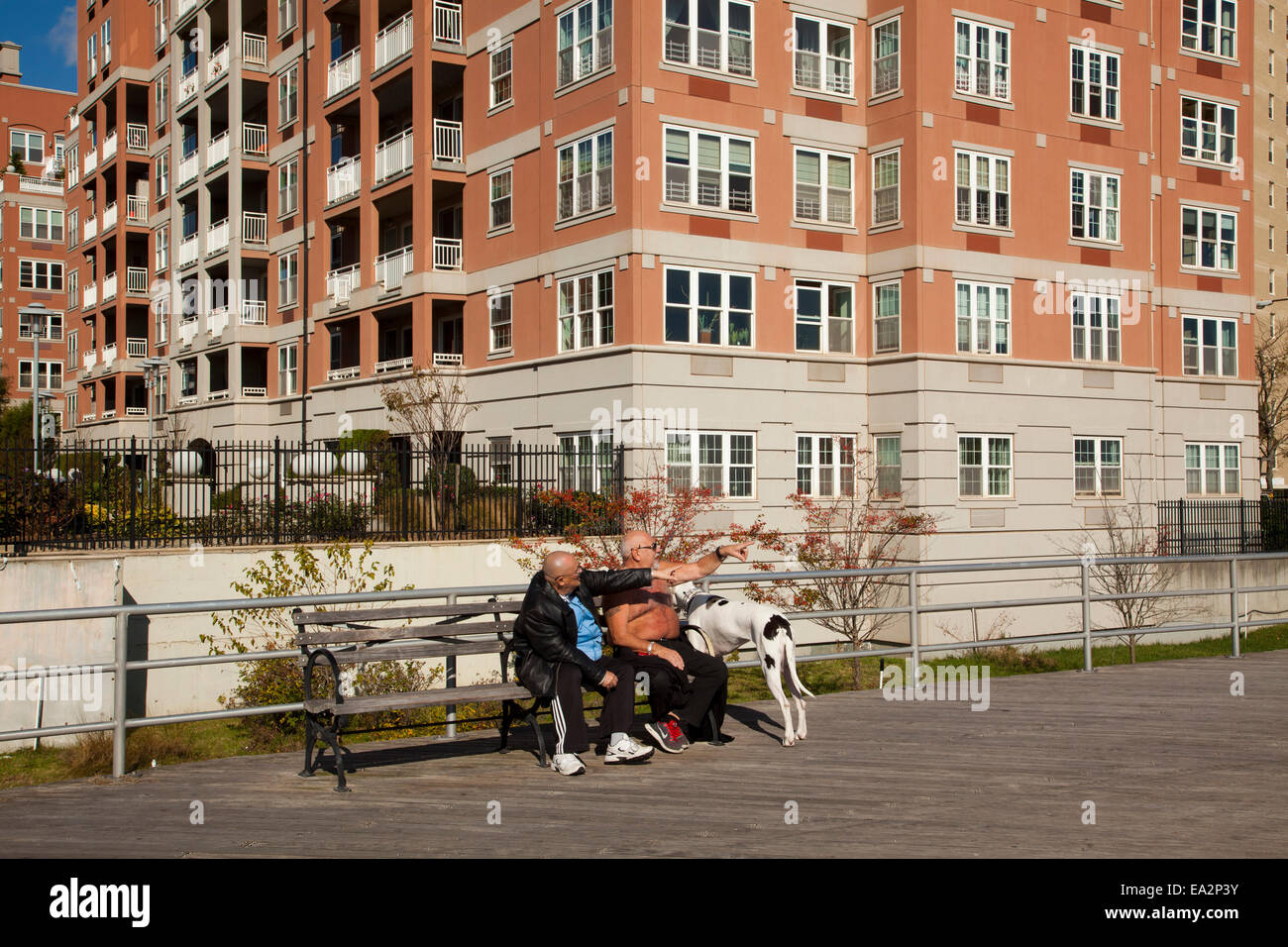 Seniors sedersi sul lungomare, la spiaggia di Brighton, Brooklyn, New York, Stati Uniti d'America Foto Stock