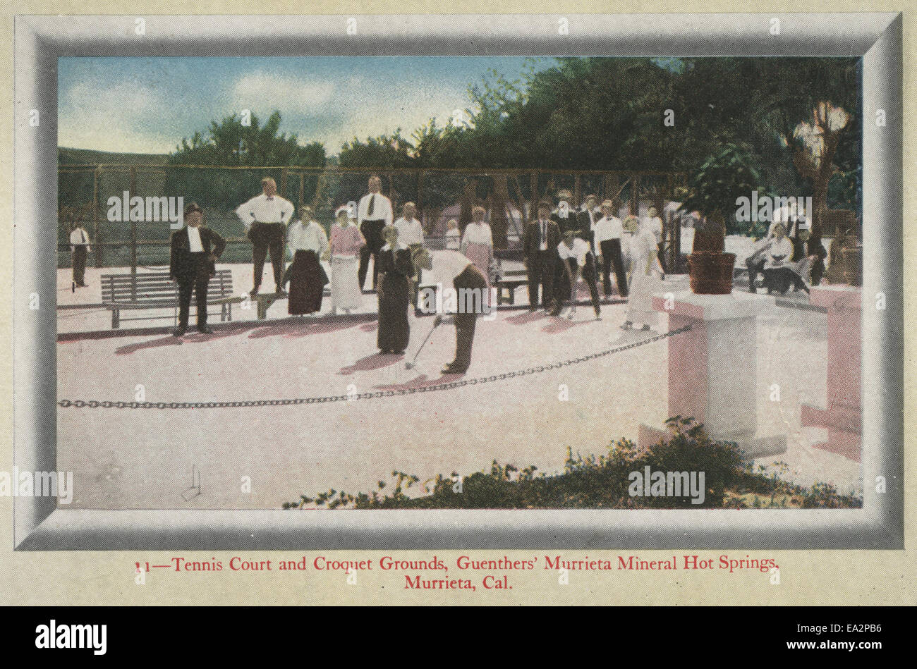 Questa immagine mostra un campo da tennis accanto a campi da croquet, mettendo in evidenza i due famosi sport sul prato spesso visti insieme in ambienti ricreativi. Gli spazi curati sono progettati per attività all'aperto, riflettendo la cultura del tempo libero associata a questi giochi. Foto Stock