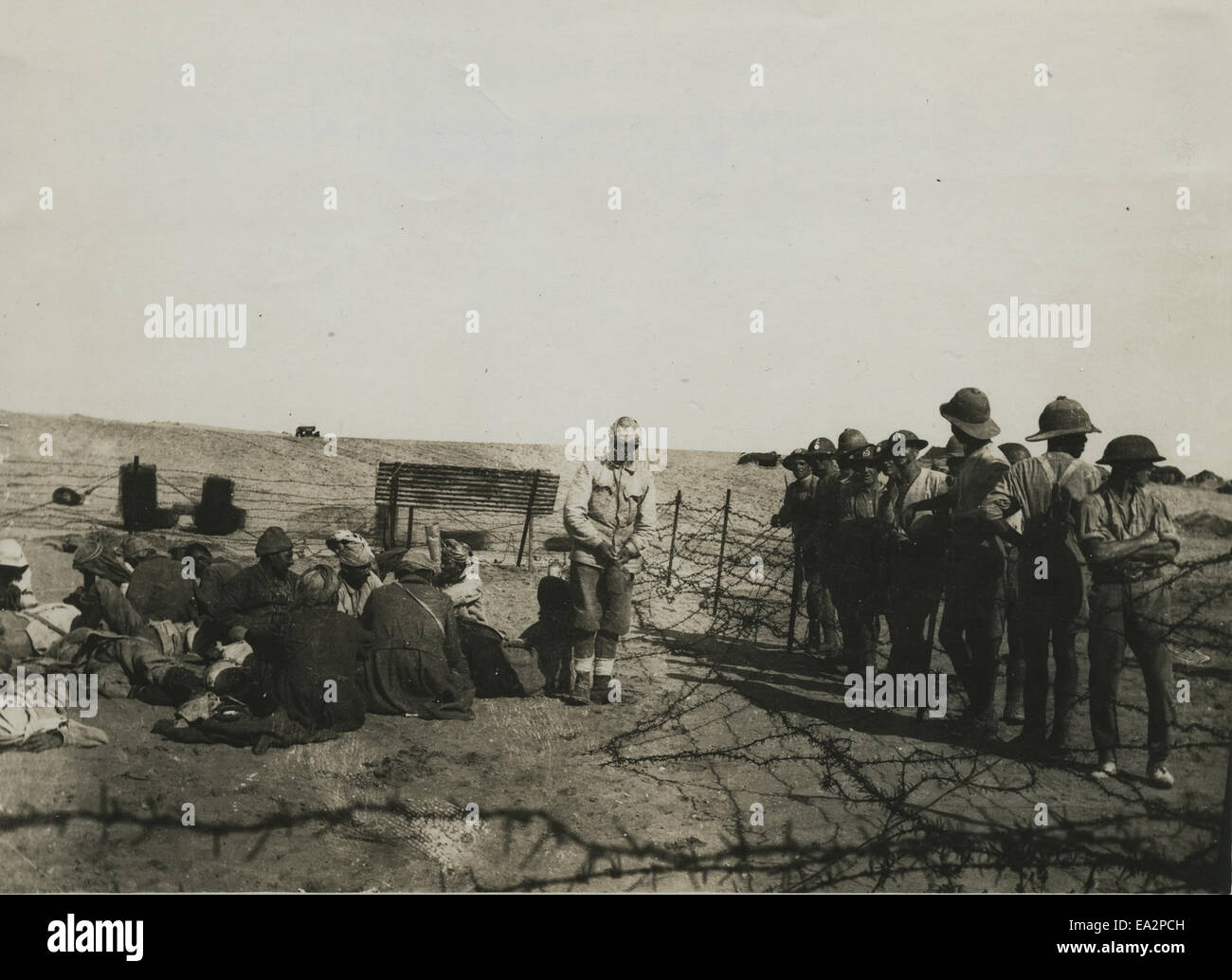 Questa immagine storica raffigura il primo lotto di prigionieri catturati dopo l'attacco alle difese di Gaza durante la campagna palestinese della prima guerra mondiale. La foto evidenzia l'intensità del conflitto e gli eventi chiave durante l'offensiva britannica contro le forze ottomane. Foto Stock