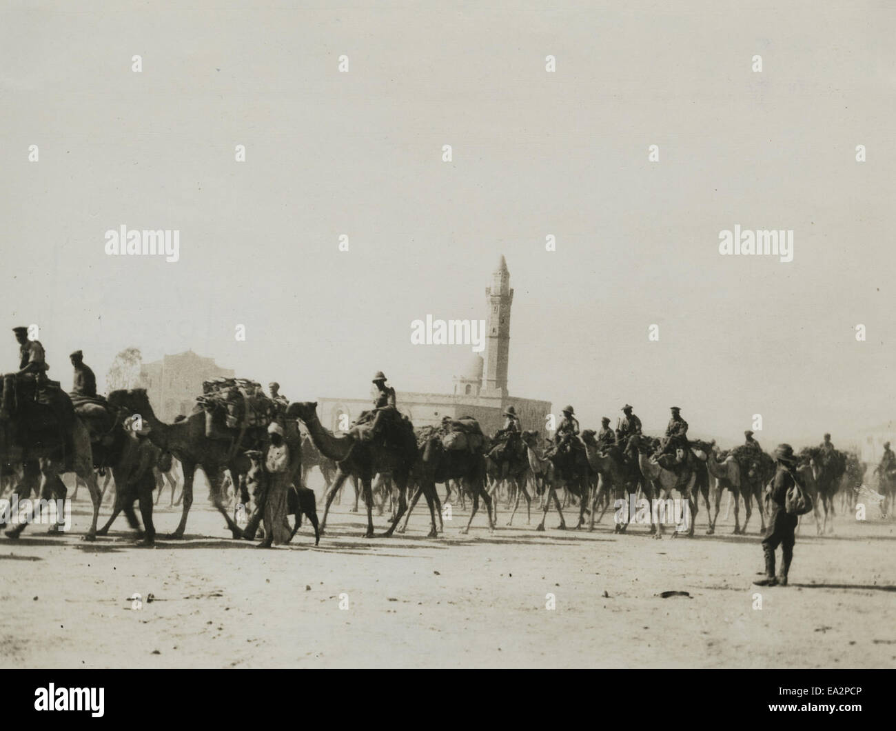 L'Imperial Camel Corps marciare nel Beersheba la mattina del 9 novembre 1a, 17 Foto Stock