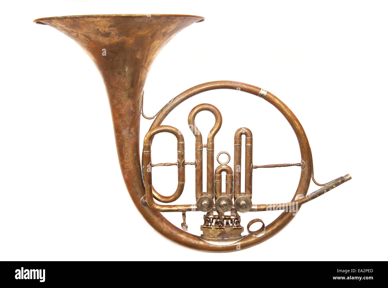 Musica immagine concettuale. Vecchia tromba vintage su sfondo isolato. Foto Stock