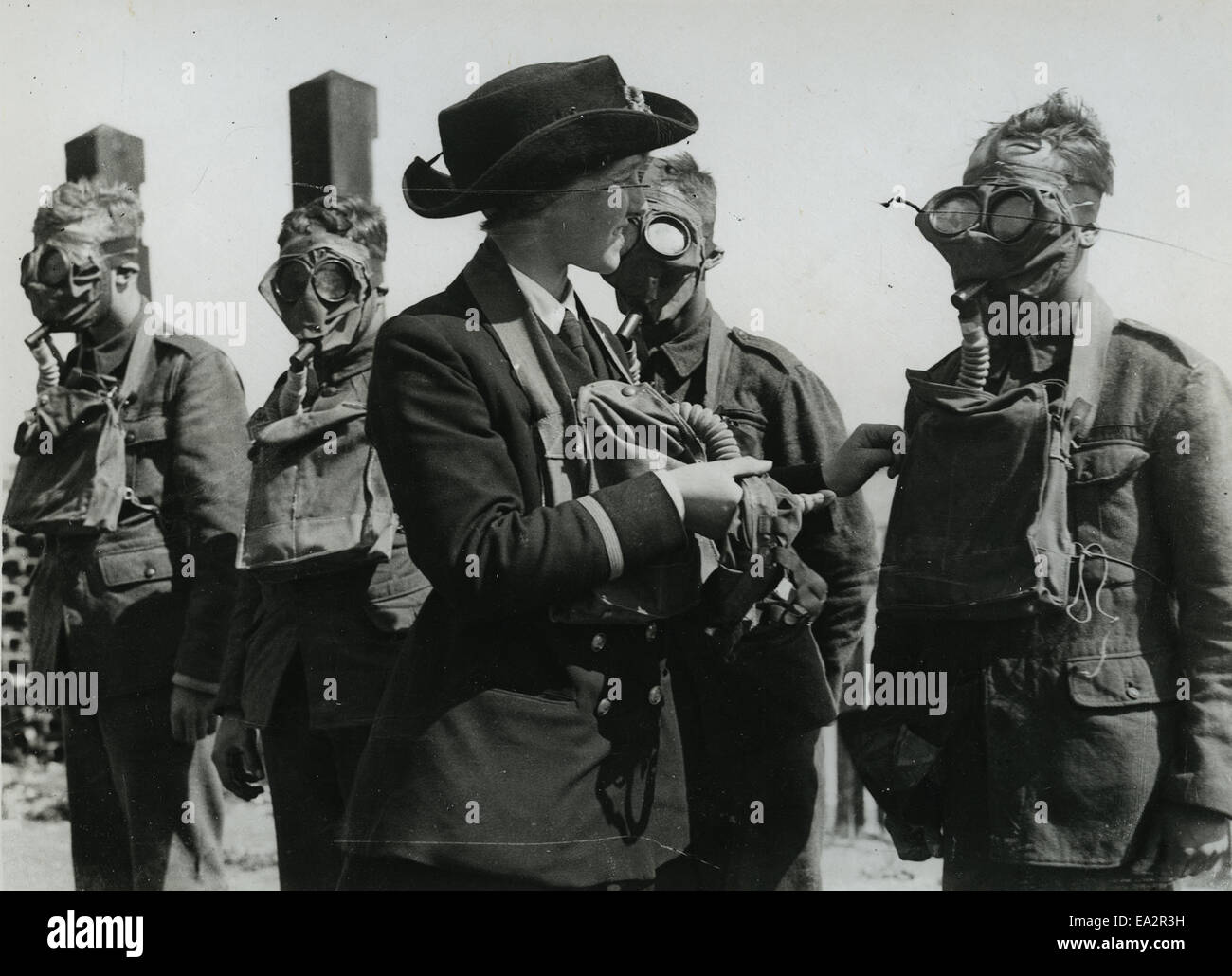 Questa foto cattura un'istruttrice del Women's Royal Naval Service (W.R.N.S.) che mostra esercitazioni con respiratori e maschere alle reclute militari durante la seconda guerra mondiale. L'addestramento era essenziale per preparare le reclute alla guerra chimica. Foto Stock