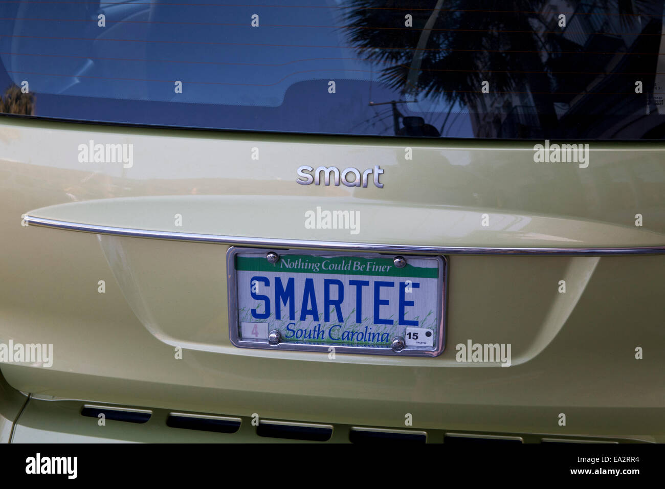 Green smart auto parcheggiate in strada con una targa che recita "martee'. Foto Stock