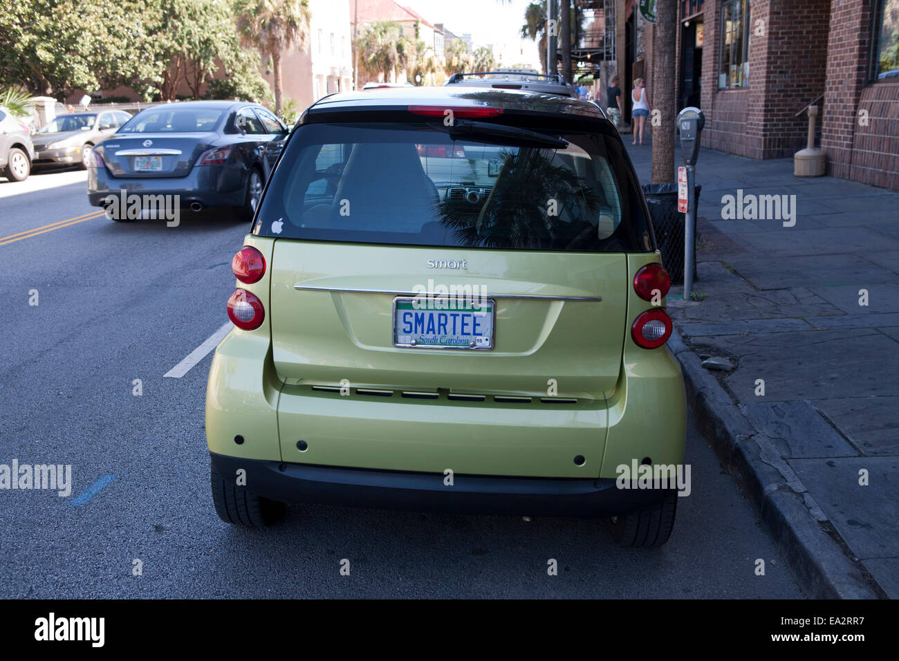 Green smart auto parcheggiate in strada con una targa che recita "martee'. Foto Stock