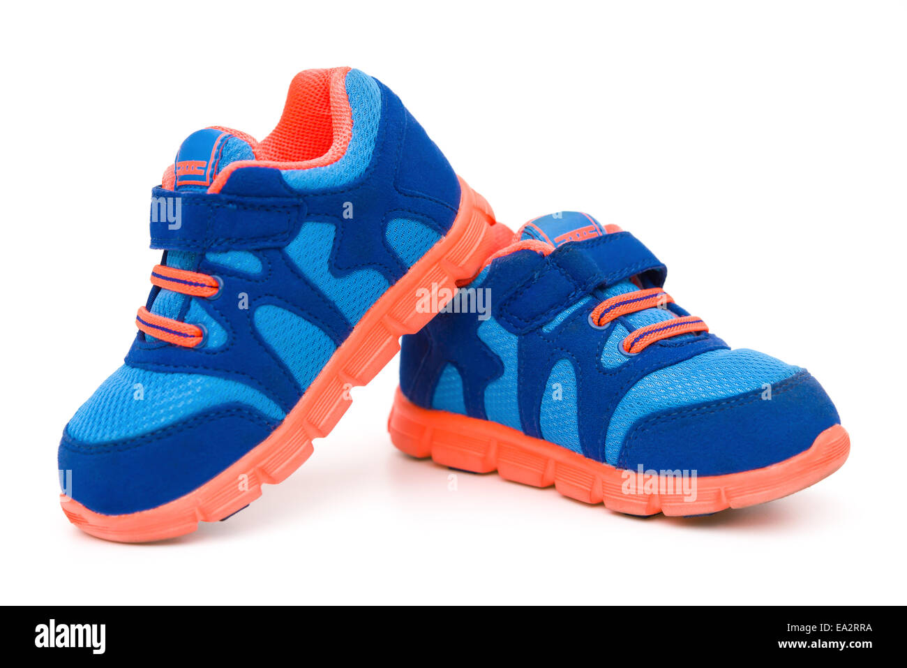 Coppia di blu scarpe sportive per bambini su bianco Foto Stock