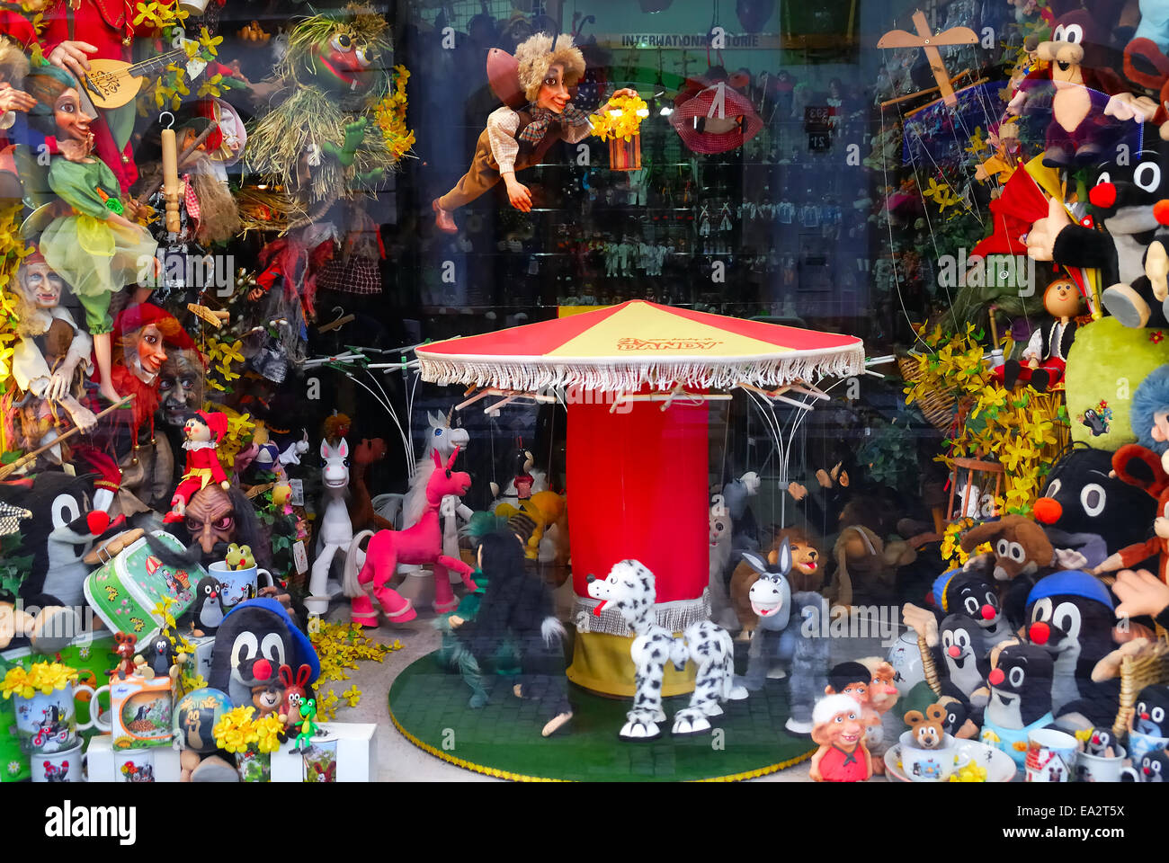 Repubblica Ceca, Praga. La vetrina di un negozio di giocattoli nella Città  Vecchia Foto stock - Alamy