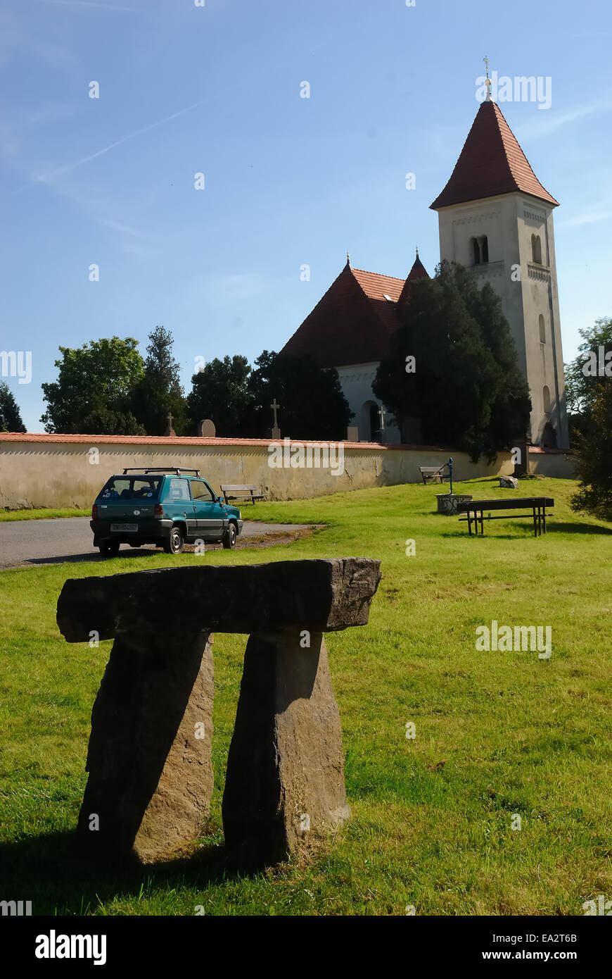 Repubblica ceca, Trebonice. Una Fiat Panda parcheggiata di fronte alla parete di un piccolo cimitero di Trebonice. Foto Stock