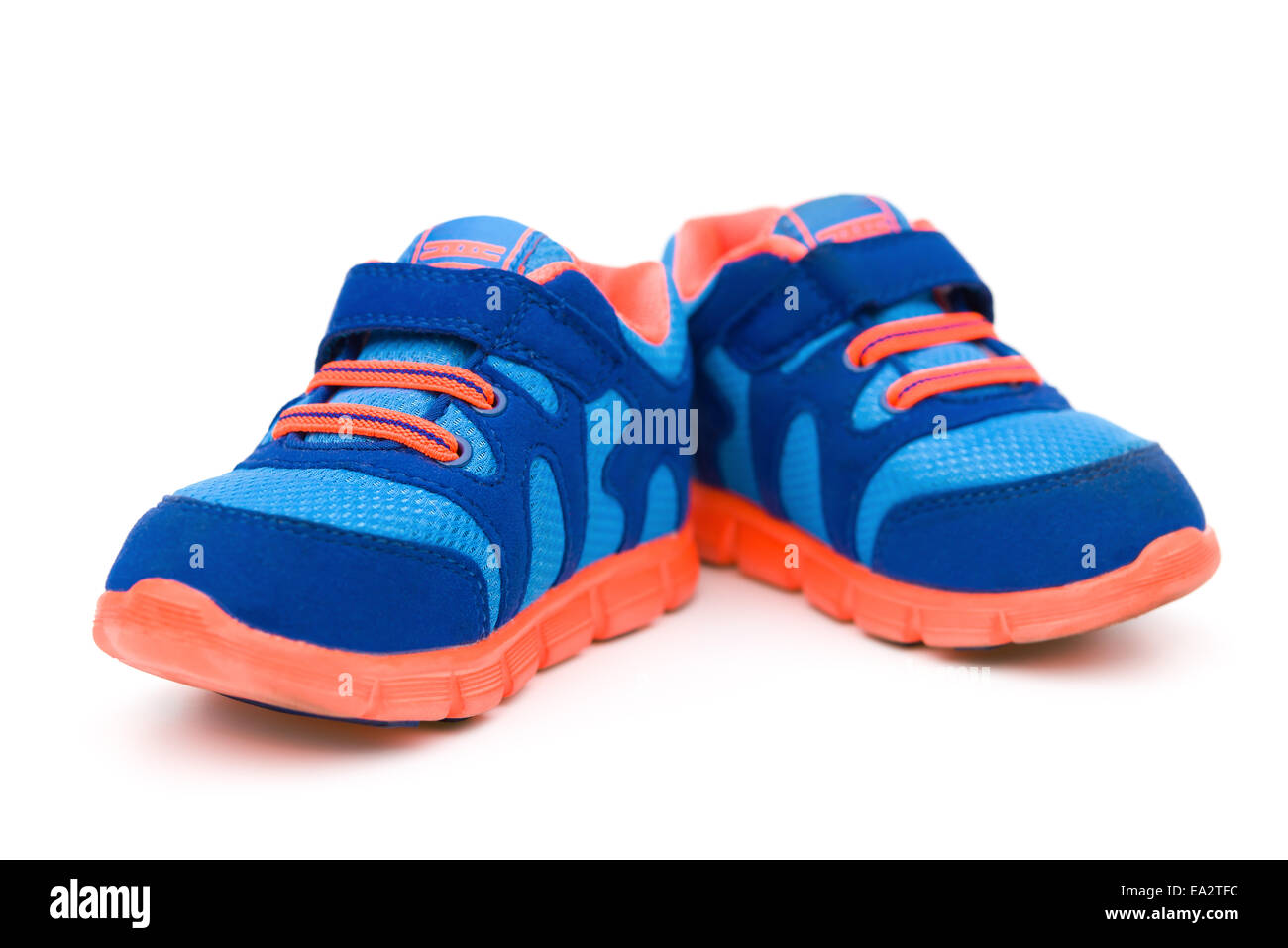 Coppia di blu scarpe sportive per bambini su bianco Foto Stock