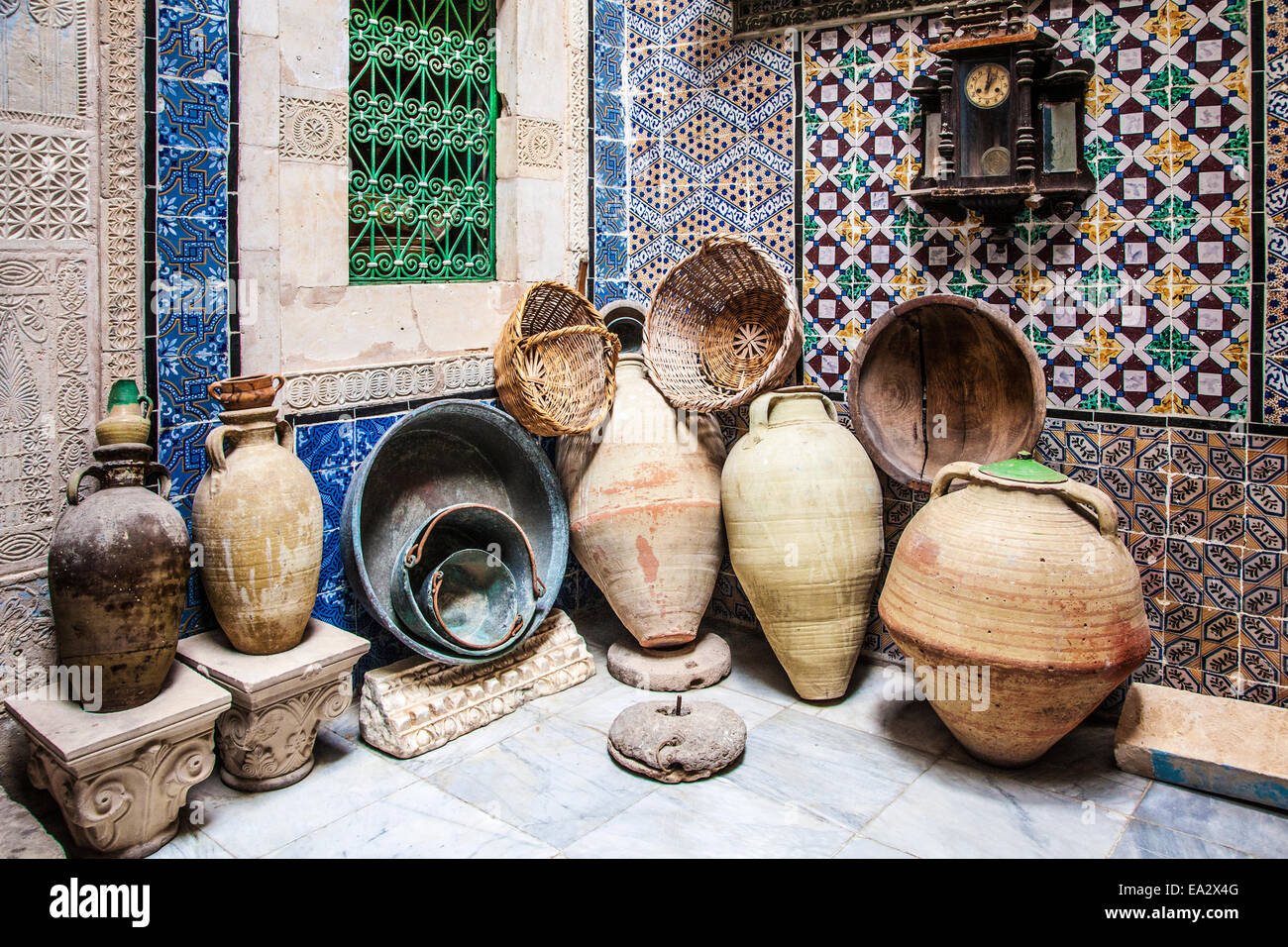 La cucina ripostiglio in un palazzo del XIX secolo casa araba nel Museo Dar Essid a Sousse,Tunisia. Foto Stock