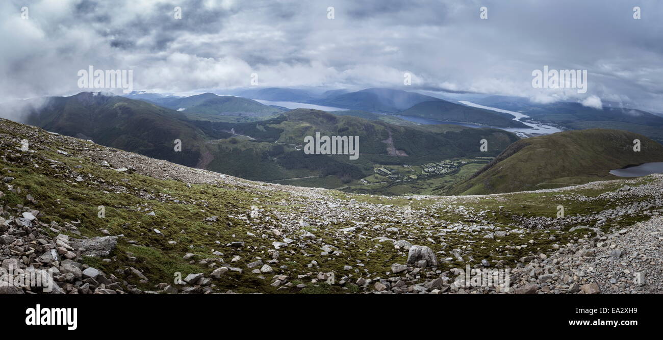 Una vista verso Glen Nevis dalla montagna Track (Percorso turistico), Ben Nevis, Highlands, Scotland, Regno Unito, Europa Foto Stock