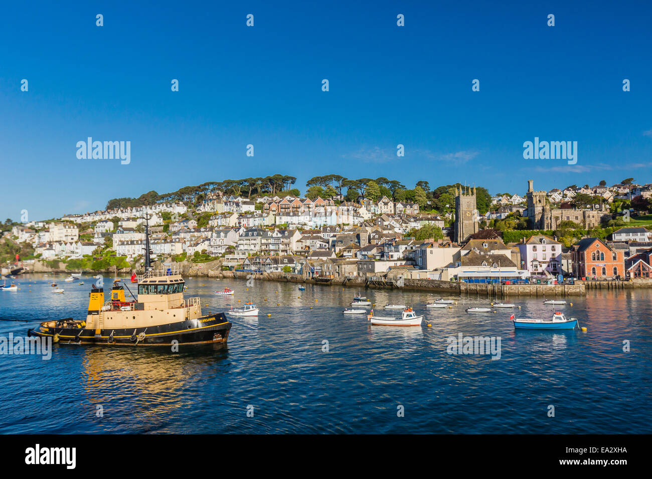 La mattina presto luce su piccole imbarcazioni al di ancoraggio nel porto a Fowey, Cornwall, England, Regno Unito, Europa Foto Stock