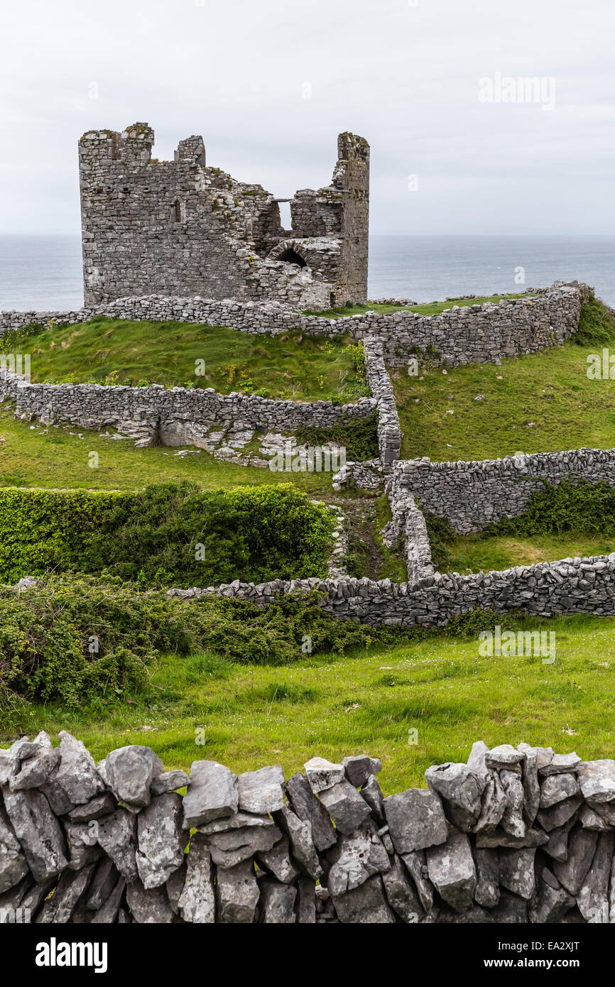 I resti del castello abbandonato O'Brien su Inisheer, la più orientale delle Isole Aran, Galway Bay, Repubblica di Irlanda Foto Stock