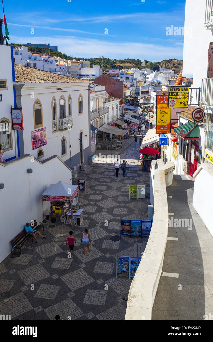 Guardando da sopra il tunnel su mercati e bancarelle, Città Vecchia, Albufeira, Algarve, Portogallo, Europa Foto Stock