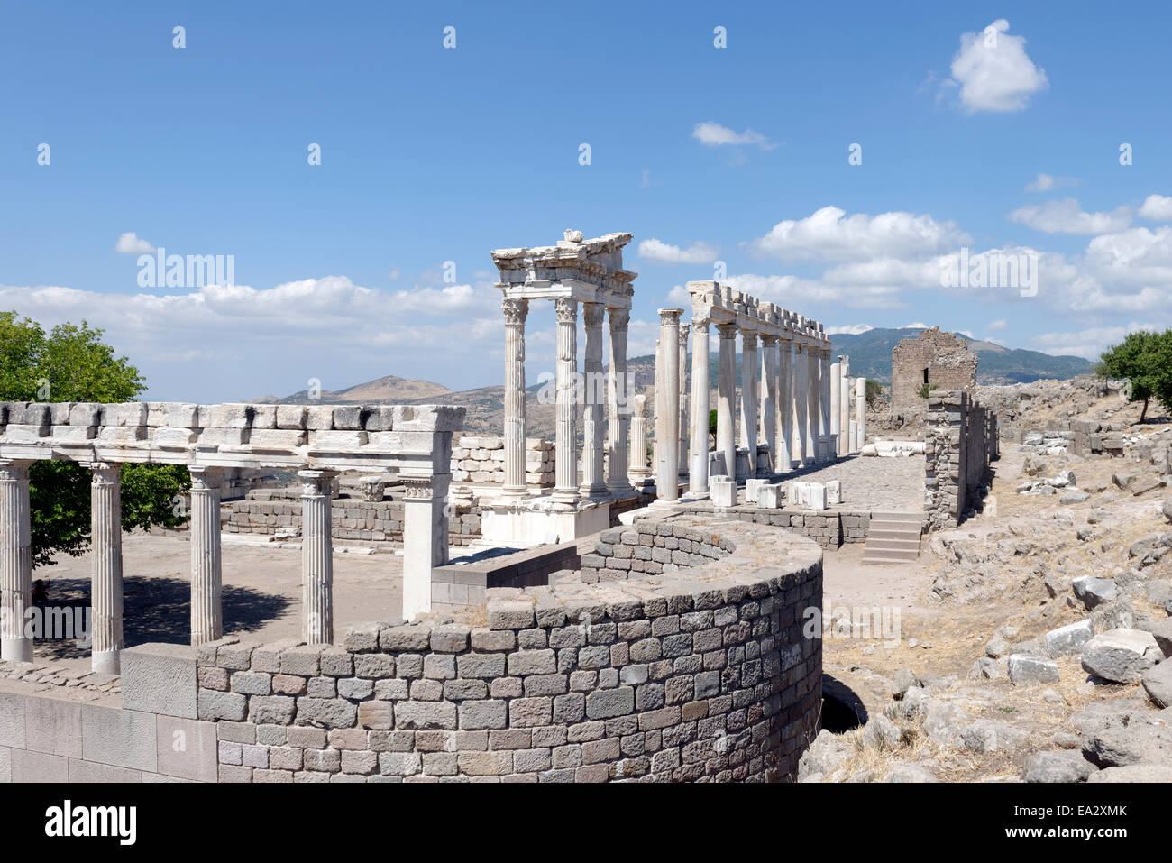 Vista su est e nord portici del tempio di Traiano, superiore di acropoli antica Pergamo il giorno moderno Bergama, Turchia. Foto Stock
