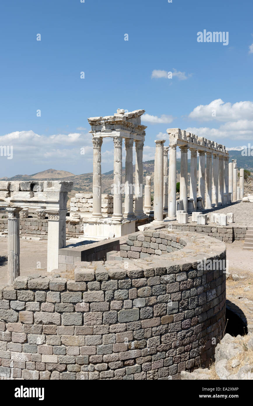 Vista su est e nord portici del tempio di Traiano, superiore di acropoli antica Pergamo il giorno moderno Bergama, Turchia. Foto Stock