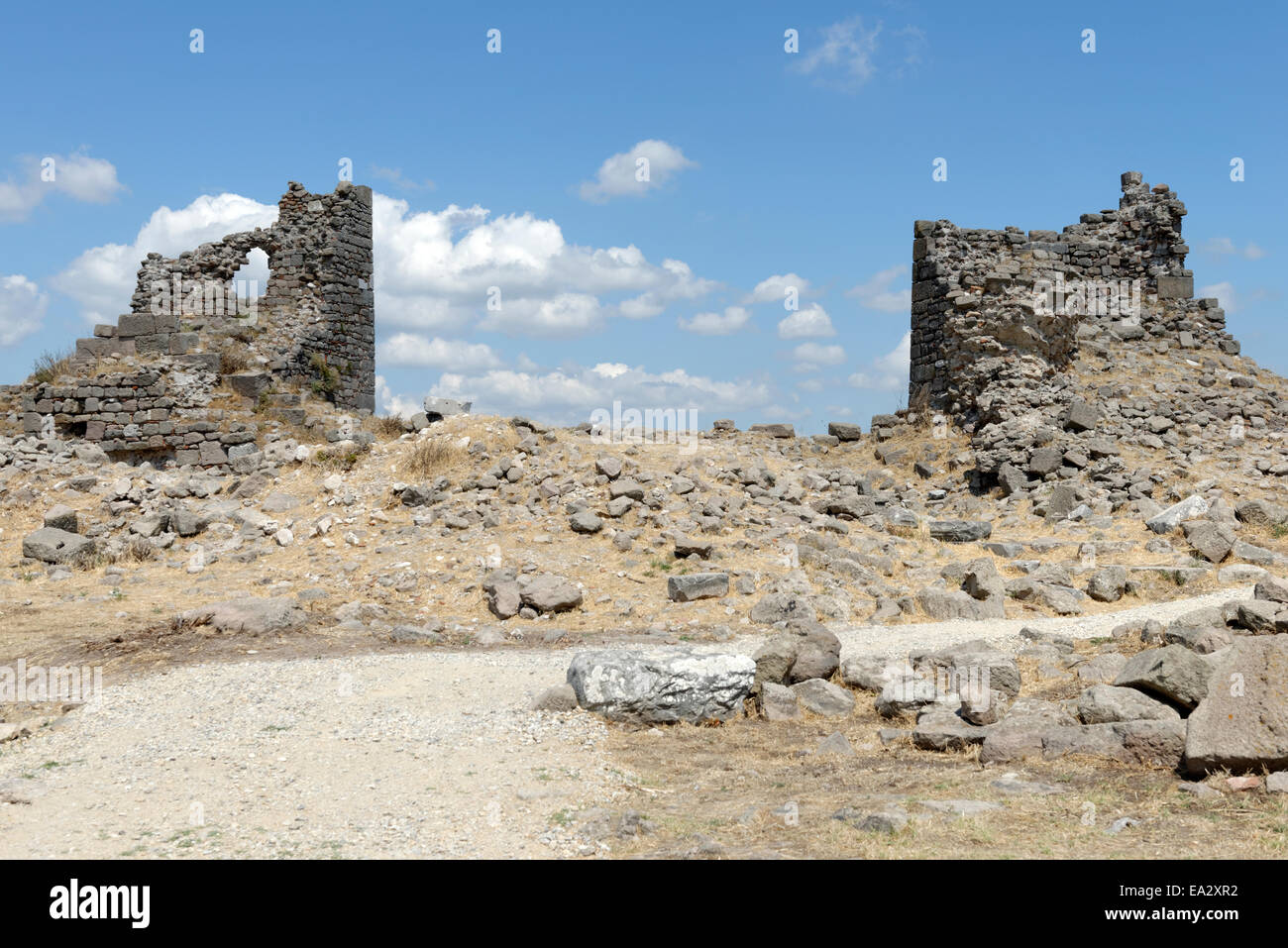 Resti delle fortificazioni sull'Acropoli superiore di antica Pergamo il giorno moderno Bergama, Turchia. Foto Stock