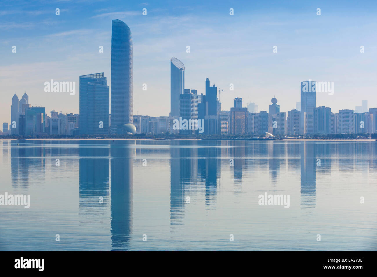 Vista dello skyline della città riflettendo nel Golfo Persico, Abu Dhabi, Emirati Arabi Uniti, Medio Oriente Foto Stock