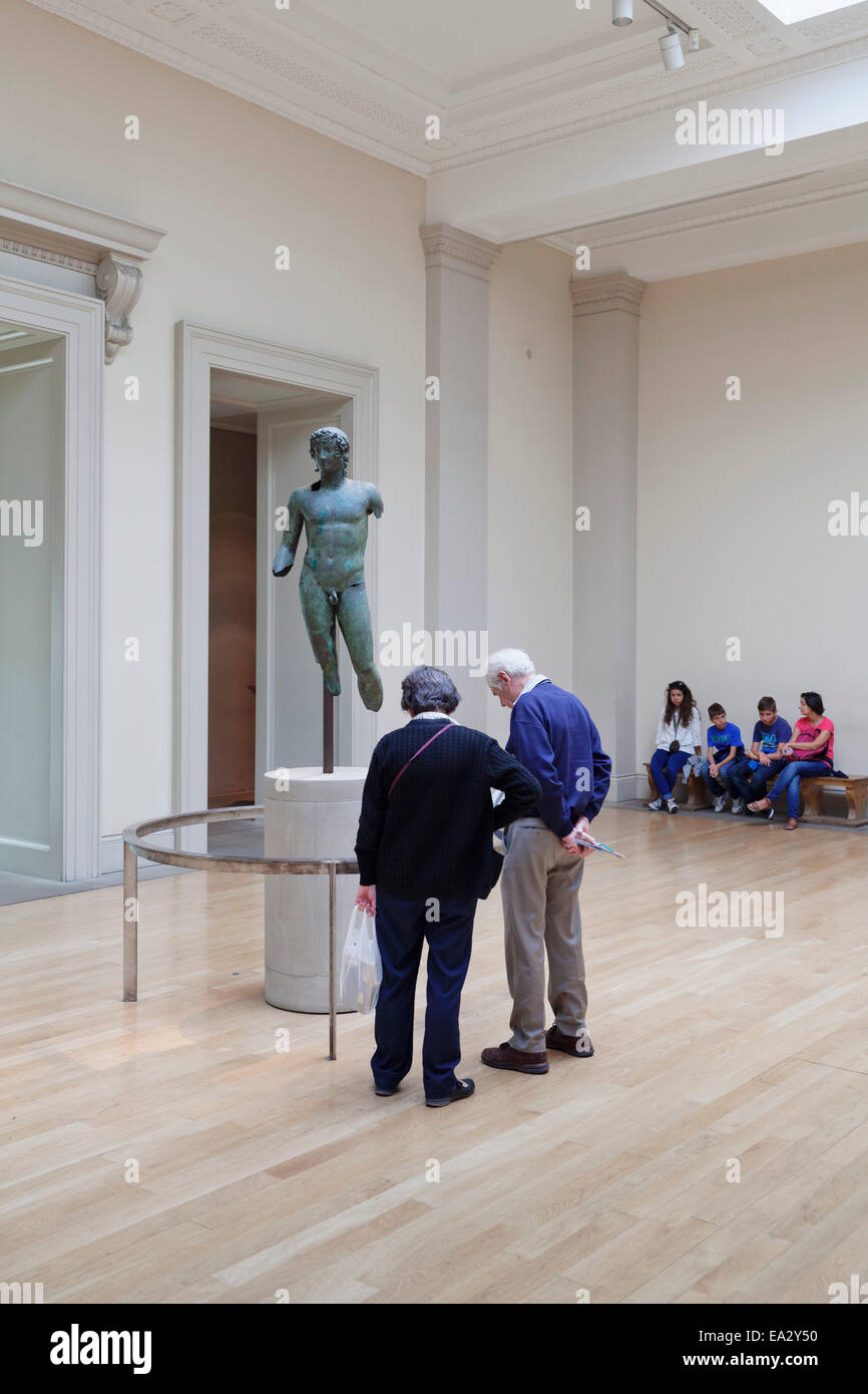 Per i visitatori in cerca di una scultura, British Museum, Bloomsbury, London, England, Regno Unito, Europa Foto Stock