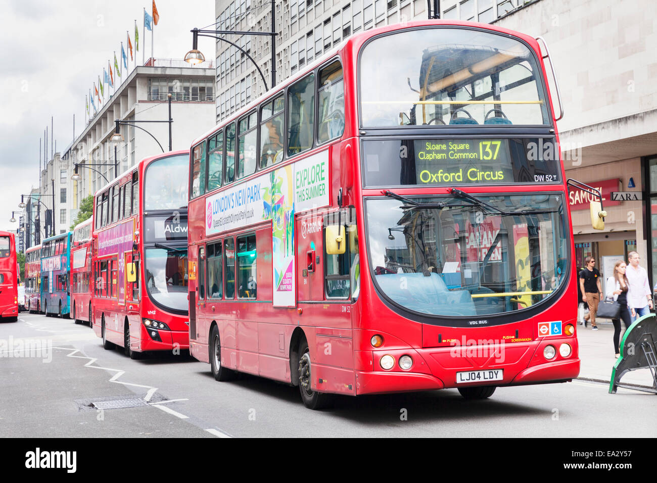 Bus rosso a due piani su Oxford Street, London, England, Regno Unito, Europa Foto Stock