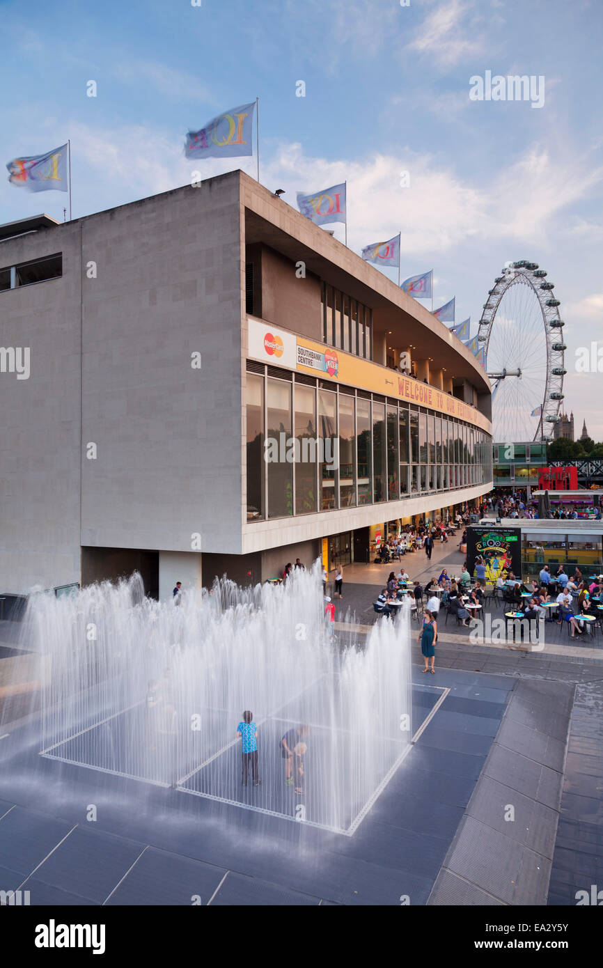 Royal Festival Hall, cafe e il London Eye dietro a Londra, Inghilterra, Regno Unito, Europa Foto Stock