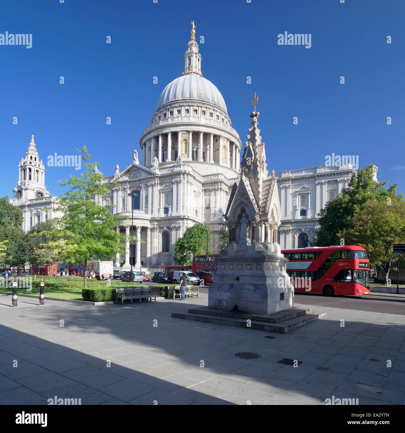 Cattedrale di San Paolo e il bus rosso a due piani, London, England, Regno Unito, Europa Foto Stock