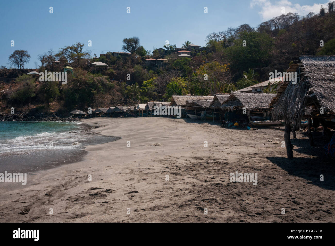 Capanne di legno con tetti di paglia funzionava come deposito di barca tradizionale nel villaggio balenare di Lamalera, Isola di Lembata, Indonesia. Foto Stock