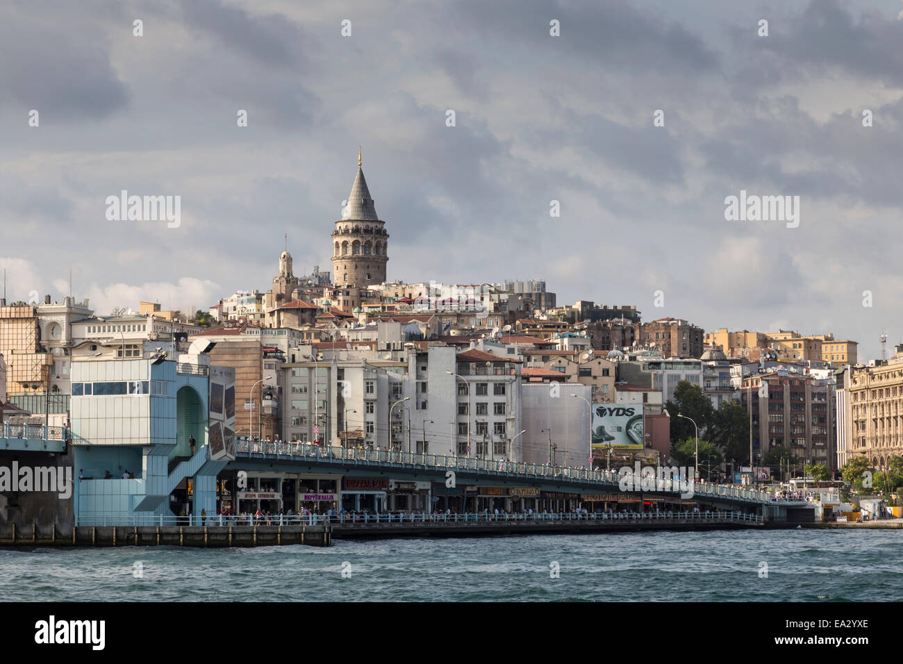 Il Ponte di Galata attraverso il Golden Horn, quartiere di Beyoglu, Istanbul, Turchia, Eurasia Foto Stock