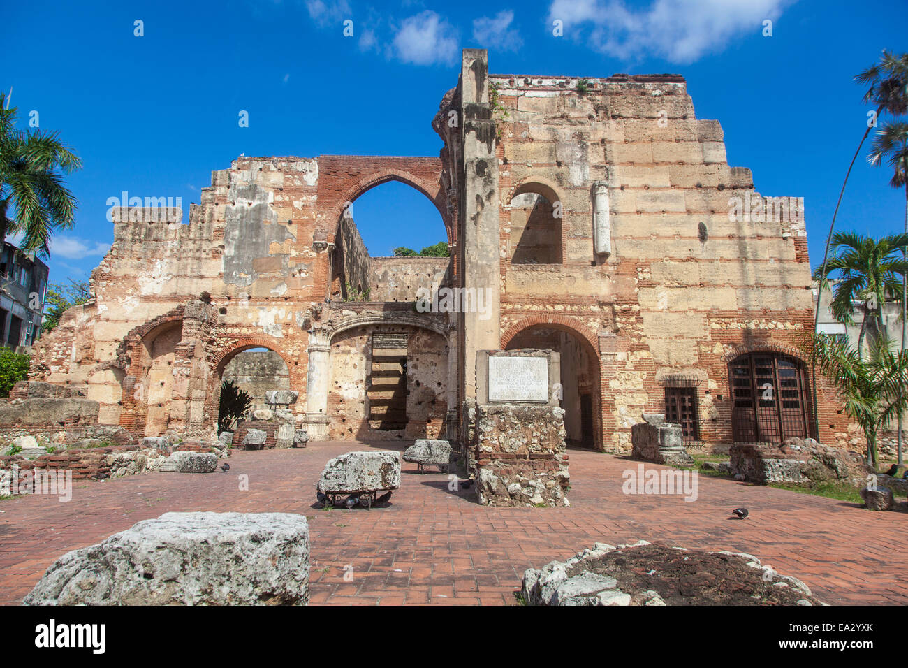 Ruinas del Hospital San Nicolas de Bari, zona coloniale, sito UNESCO, Santo Domingo, Repubblica Dominicana, West Indies, dei Caraibi Foto Stock