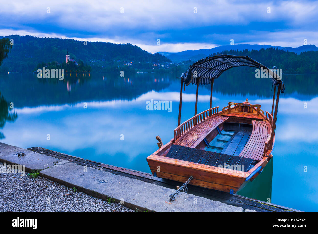 Pletna barca a remi, lago di Bled Bled, Gorenjska, Alta Carniola Regione, Slovenia, Europa Foto Stock