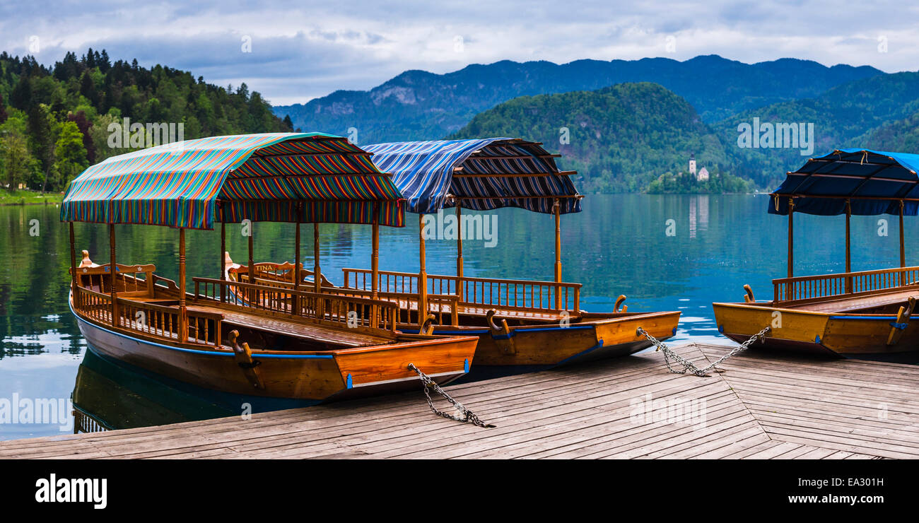 Pletna imbarcazioni a remi, lago di Bled Bled, Gorenjska, Alta Carniola Regione, Slovenia, Europa Foto Stock