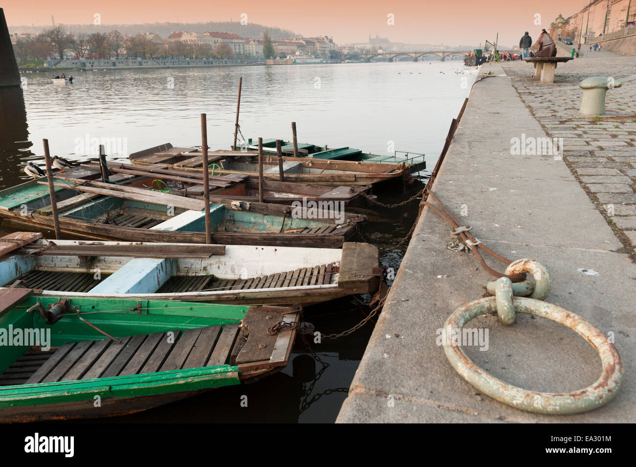 Barche da pesca sul fiume Moldava e sul Castello di Praga, Vyton, Nove Mesto, Praga, Repubblica Ceca Foto Stock
