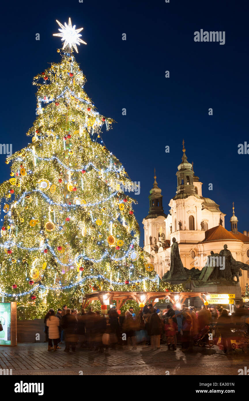 Piazza della Città Vecchia Mercatino di Natale, Jan Hus Monument e la chiesa barocca di San Nicola, sito UNESCO, Praga, Repubblica Ceca Foto Stock