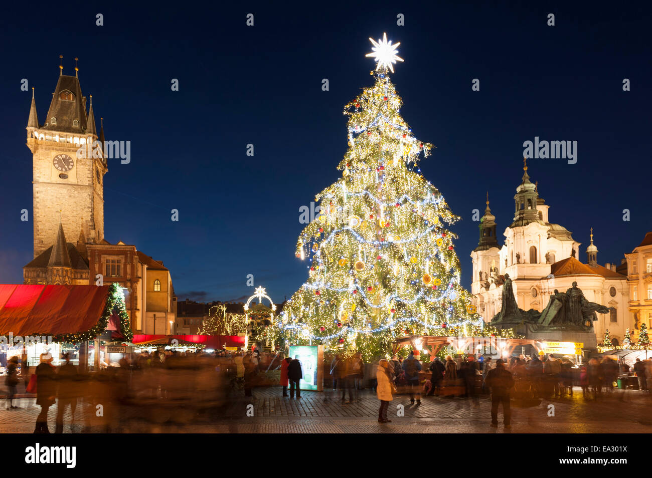 Mercatino di Natale con il gotico Vecchio Municipio, Jan Hus Monument e la chiesa di San Nicola, sito UNESCO, Praga, Repubblica Ceca Foto Stock
