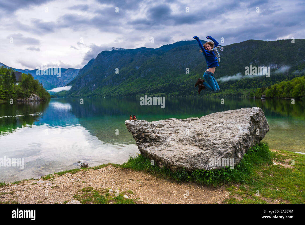 Turista che visita il lago di Bohinj, il Parco Nazionale del Triglav, sulle Alpi Giulie, Slovenia, Europa Foto Stock